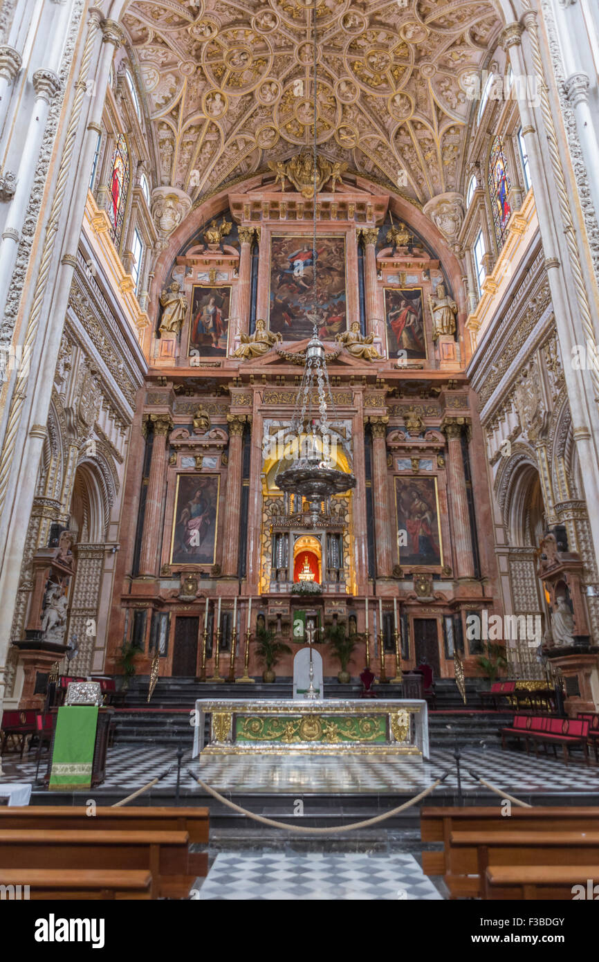 Córdoba, Spanien – 27. September 2015: Innenraum der Mezquita-Kathedrale, eine mittelalterliche islamische Moschee, die in einem Cathol umgewandelt wurde Stockfoto