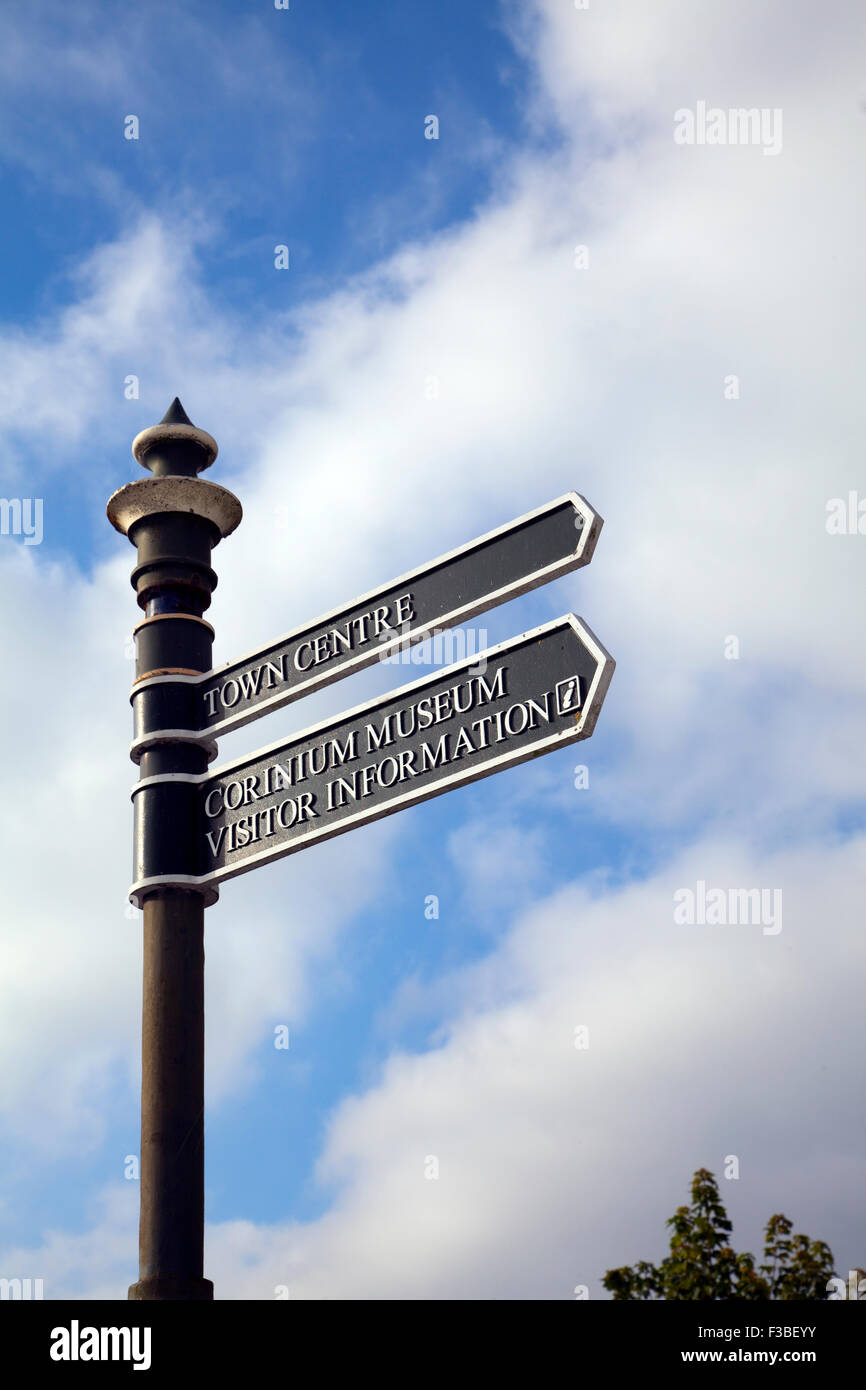 Tourist Street Schilder zu verschiedenen Zielen. Cirencester, Gloucestershire, Großbritannien. Fingerpost-Hinweise auf die Sehenswürdigkeiten und Einrichtungen der Stadt. Stockfoto