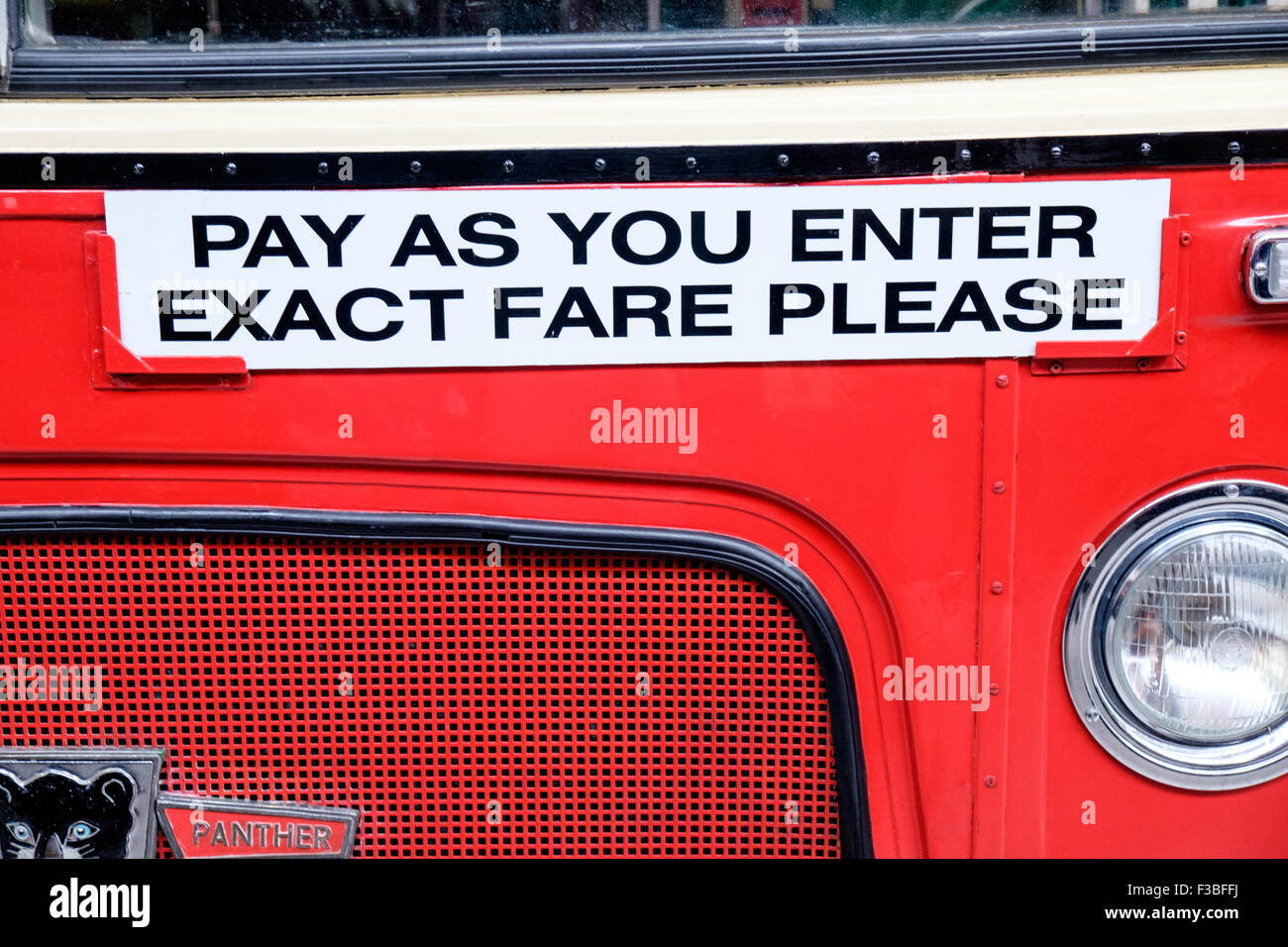 Melden Sie sagen, "Eingabe bitte genauen Fahrpreis Zahlen" auf Bus im Verkehrshaus, Manchester, UK Stockfoto