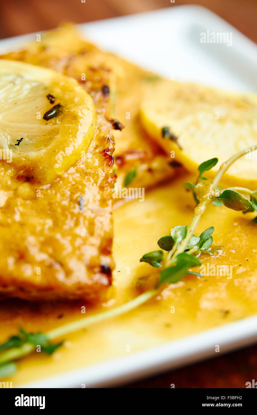 Tempeh Schnitzel mit Zitrus-Sauce Stockfotografie - Alamy