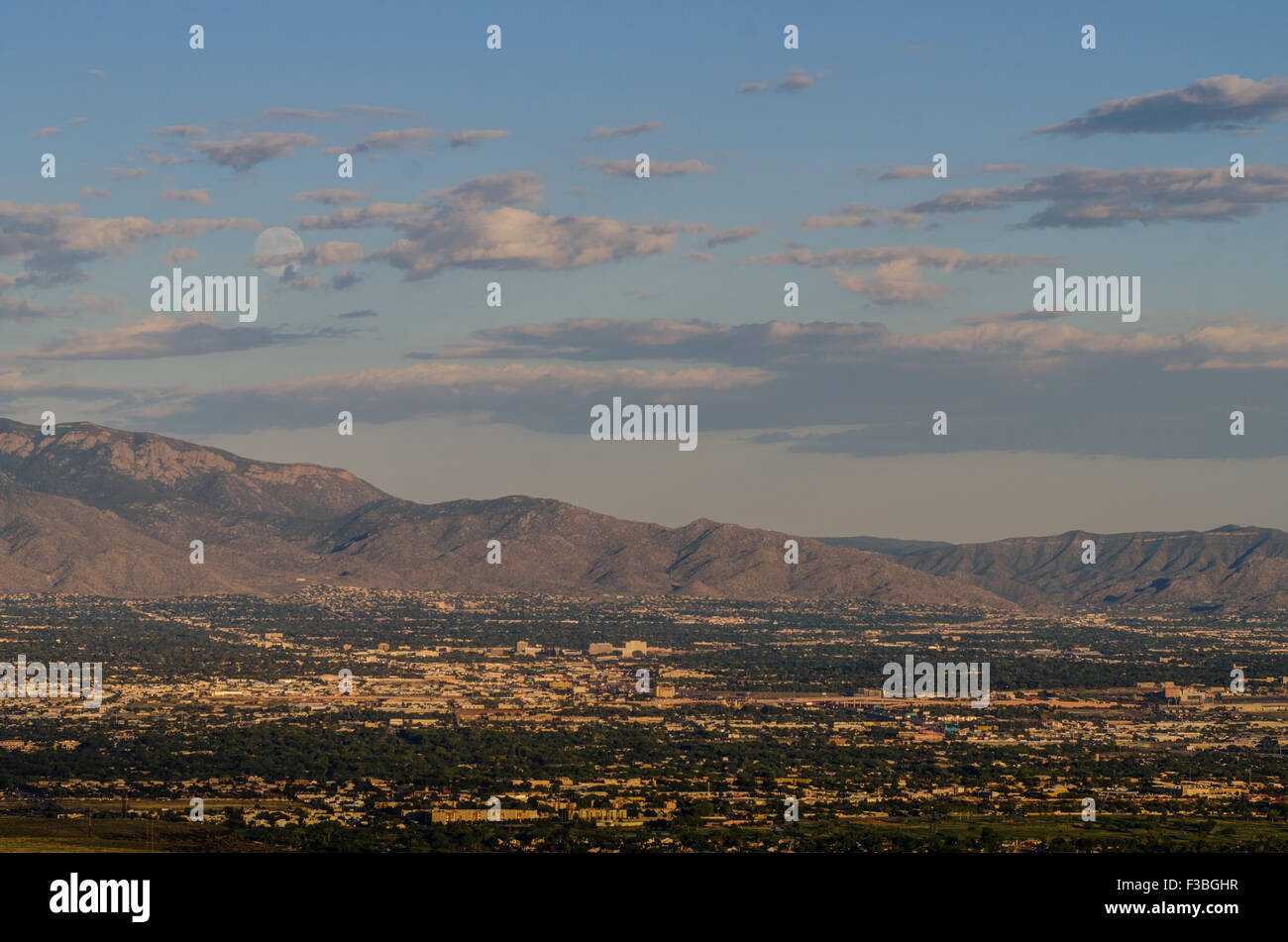 Vollmond Aufstieg über Albuquerque und die Sandia Mountains, New Mexico, USA. Stockfoto