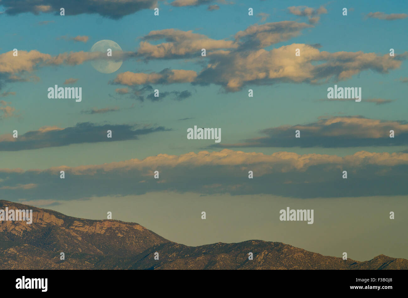 Vollmond Aufstieg über Albuquerque und die Sandia Mountains, New Mexico, USA. Stockfoto