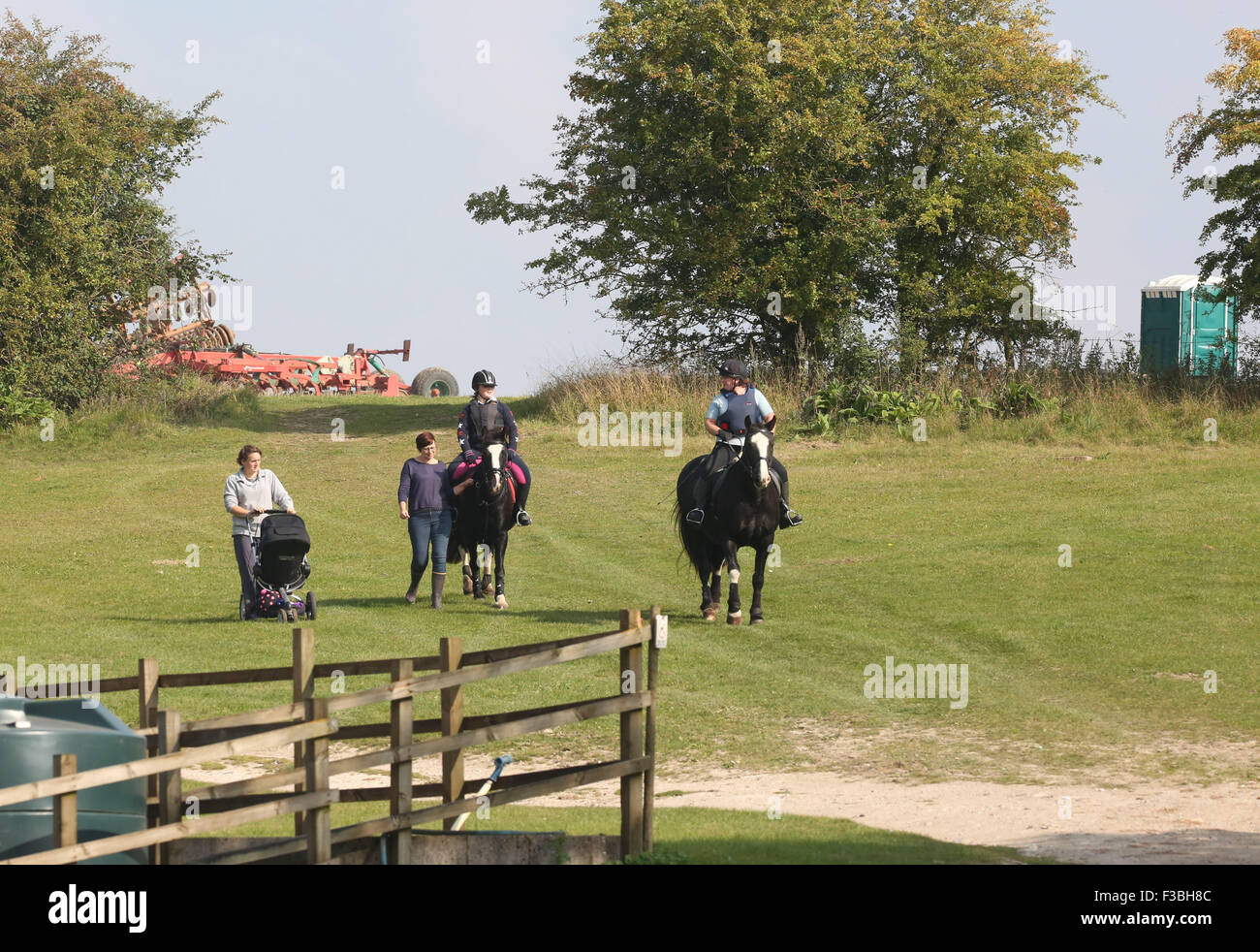 Middle Wallop, Hampshire, UK. 4. Oktober 2015. 14 Menschen wurden verletzt, als ein Auto in einem Zelt während einer privaten Party in Hampshire gepflügt.  Rettungsdienste waren nach dem Vorfall auf einem Bauernhof spät in der Nacht alarmiert.  Eigentümer Nigel Pound und Juliette Gerrard Dean Farm und GV der Szene acht derjenigen, die bei dem Vorfall verletzt wurden beschrieben als von der Polizei schwer verletzt.    All jene, die verletzt wurden von einem Arzt vor Ort bewertet und keiner von den Verletzungen werden derzeit als Leben Threa Credit beschrieben: Uknip/Alamy Live-Nachrichten Stockfoto