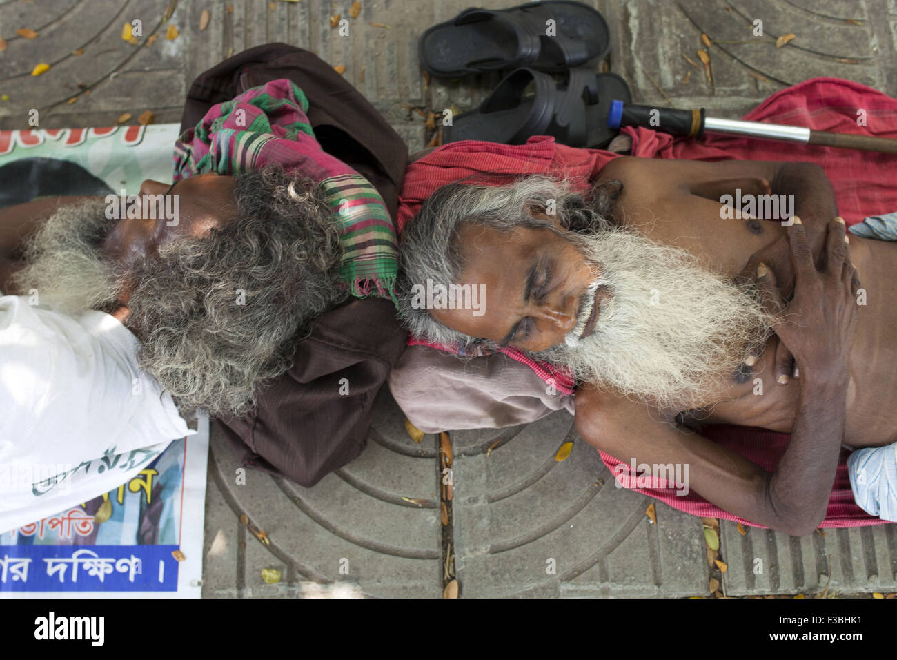 Dhaka, Bangladesch. 4. Oktober 2015. Zwei alte schlafen auf Fußweg bei heißem Wetter in Dhaka. © Zakir Hossain Chowdhury/ZUMA Draht/Alamy Live-Nachrichten Stockfoto