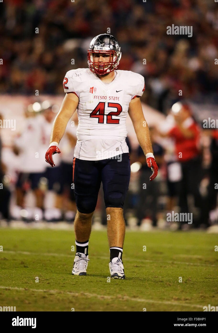 San Diego, CA. 3. Oktober 2015. Fresno State Bulldogs ILB #42 Jeff Camilli während der San Diego State University Azteken Konferenz Auftaktspiel gegen die Fresno State Bulldogs im Qualcomm Stadium in San Diego, CA. SDSU besiegte Fresno State 21 - 7. Justin Cooper/CSM/Alamy Live-Nachrichten Stockfoto