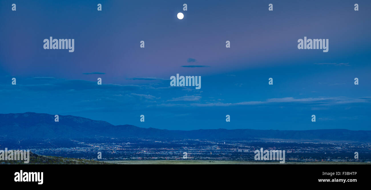 Vollmond Aufstieg über Albuquerque und die Sandia Mountains, New Mexico, USA. Stockfoto