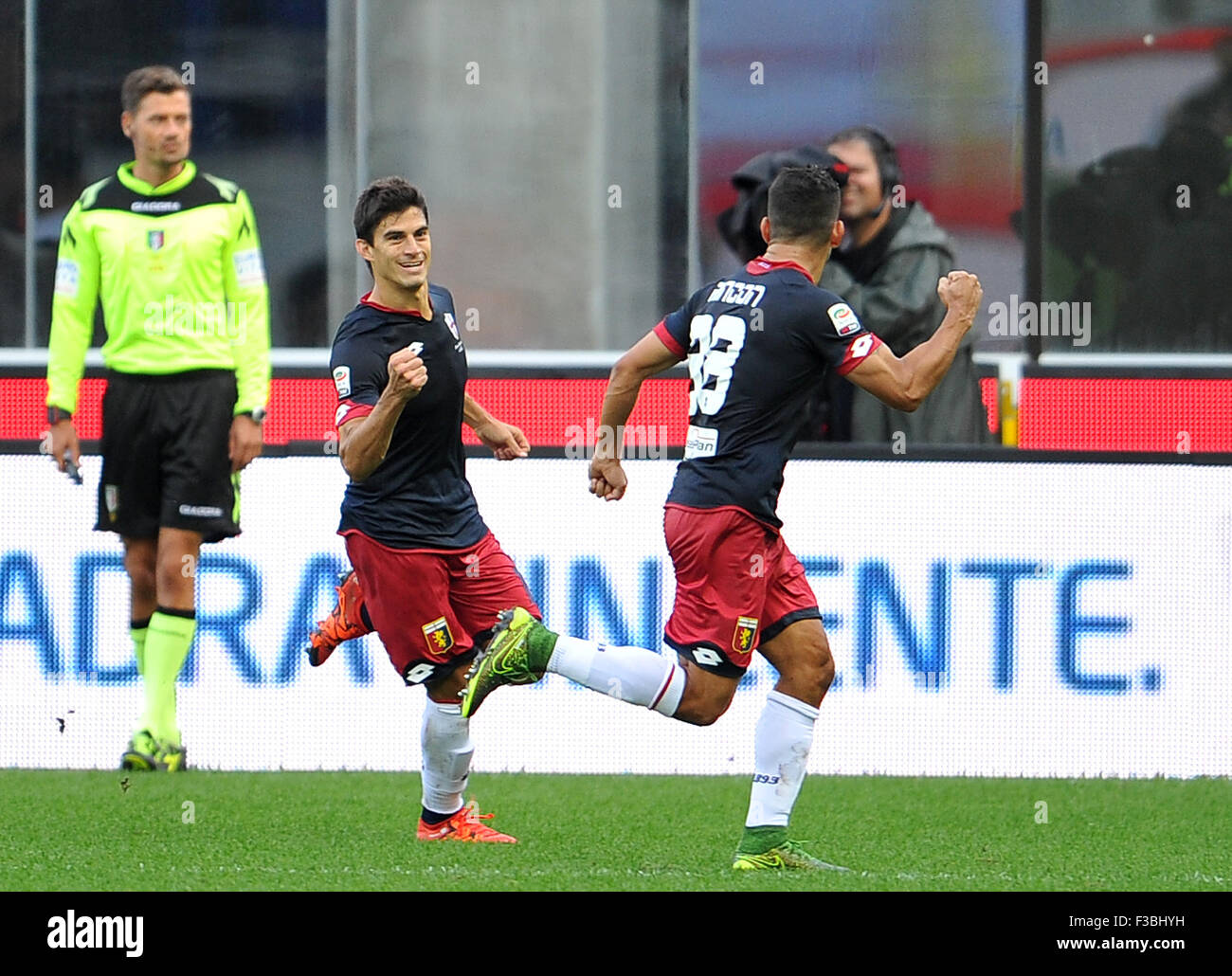 Udine, Italien. 4. Oktober 2015. Genuas Mittelfeldspieler Diego Perotti feiert sein Tor in der italienischen Serie ein TIM Fußballspiel zwischen Udinese Calcio und Genua im Friaul-Stadion am 4. Oktober 2015. Foto Simone Ferraro / Alamy Live News Stockfoto