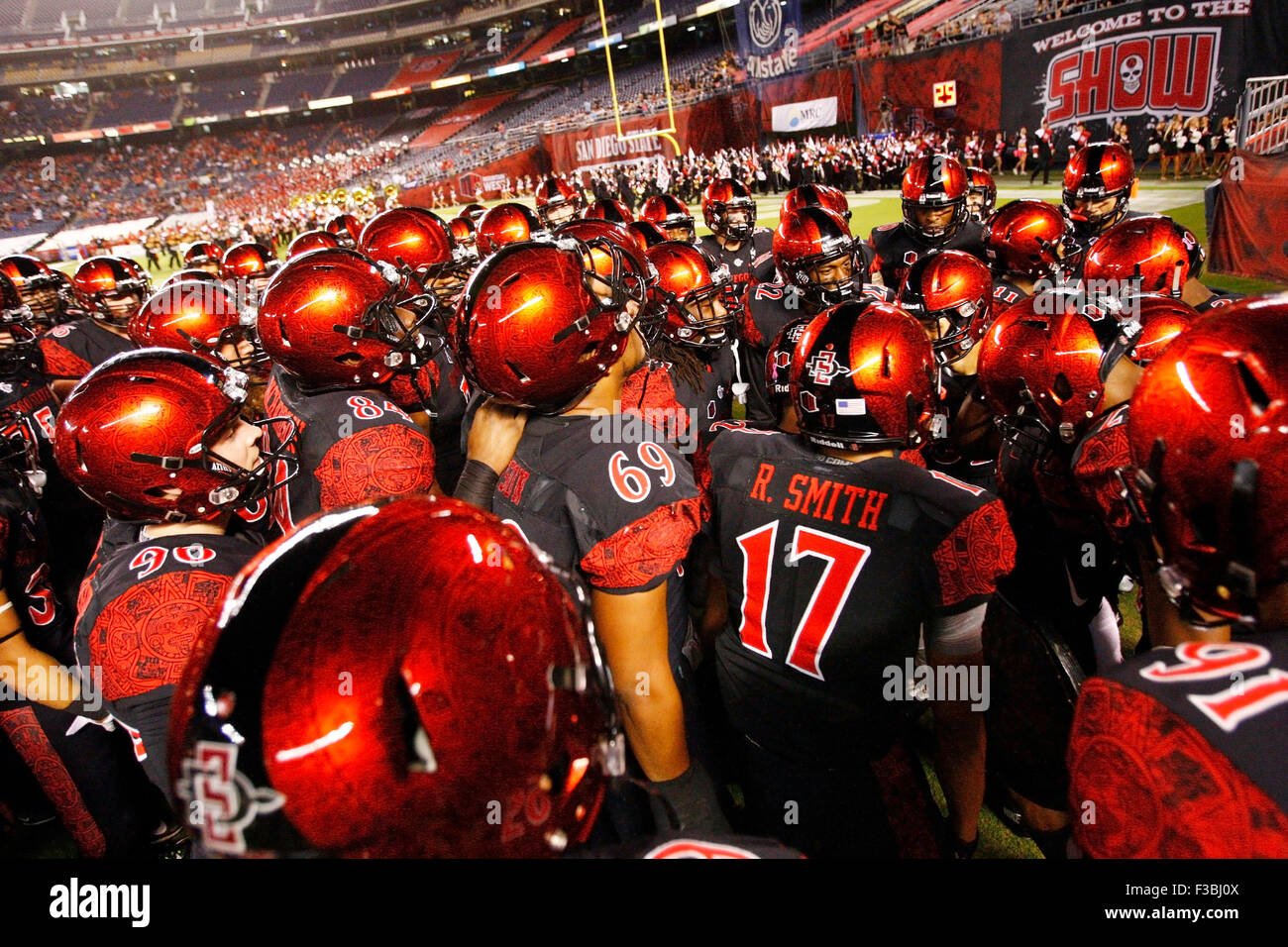 San Diego, CA. 3. Oktober 2015. San Diego State University Azteken drängen sich vor der San Diego State University Azteken Konferenz Auftaktspiel gegen die Fresno State Bulldogs im Qualcomm Stadium in San Diego, CA. SDSU Fresno State 21 - 7 besiegt. Justin Cooper/CSM/Alamy Live-Nachrichten Stockfoto