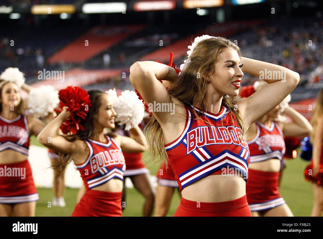 San Diego, CA. 3. Oktober 2015. Fresno State Bulldogs Cheerleader durchführen, während der San Diego State University Azteken Konferenz Auftaktspiel gegen die Fresno State Bulldogs im Qualcomm Stadium in San Diego, CA. SDSU besiegt Fresno State 21 - 7. Justin Cooper/CSM/Alamy Live-Nachrichten Stockfoto