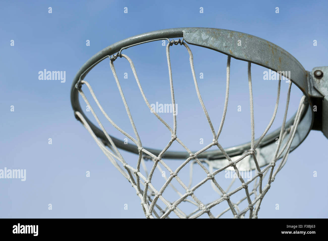 Basket Ball Hoop mit blauem Himmel dahinter Stockfoto