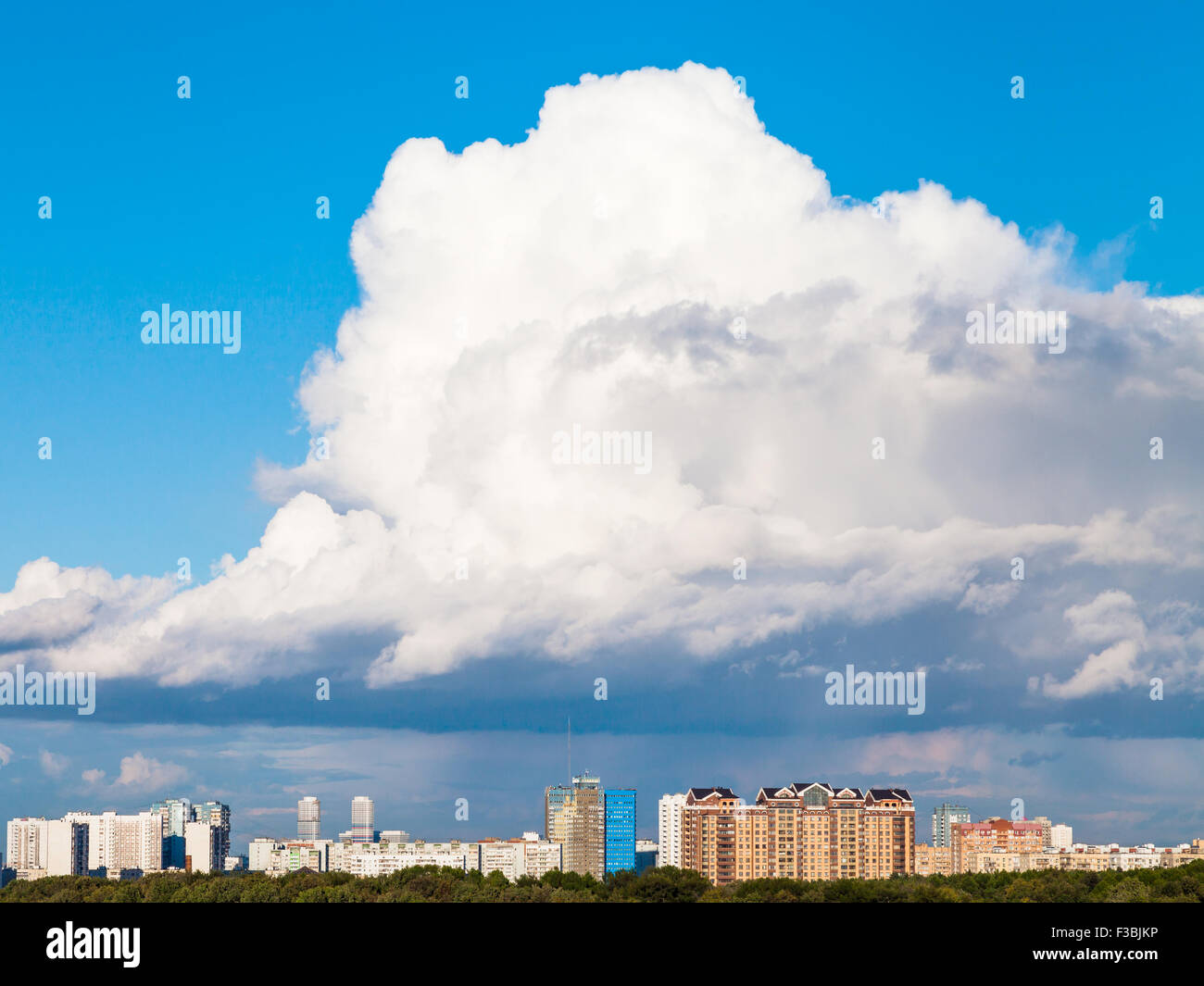 großen niedrigen weißen Wolke in blauer Himmel über der Stadt im Sommertag Stockfoto
