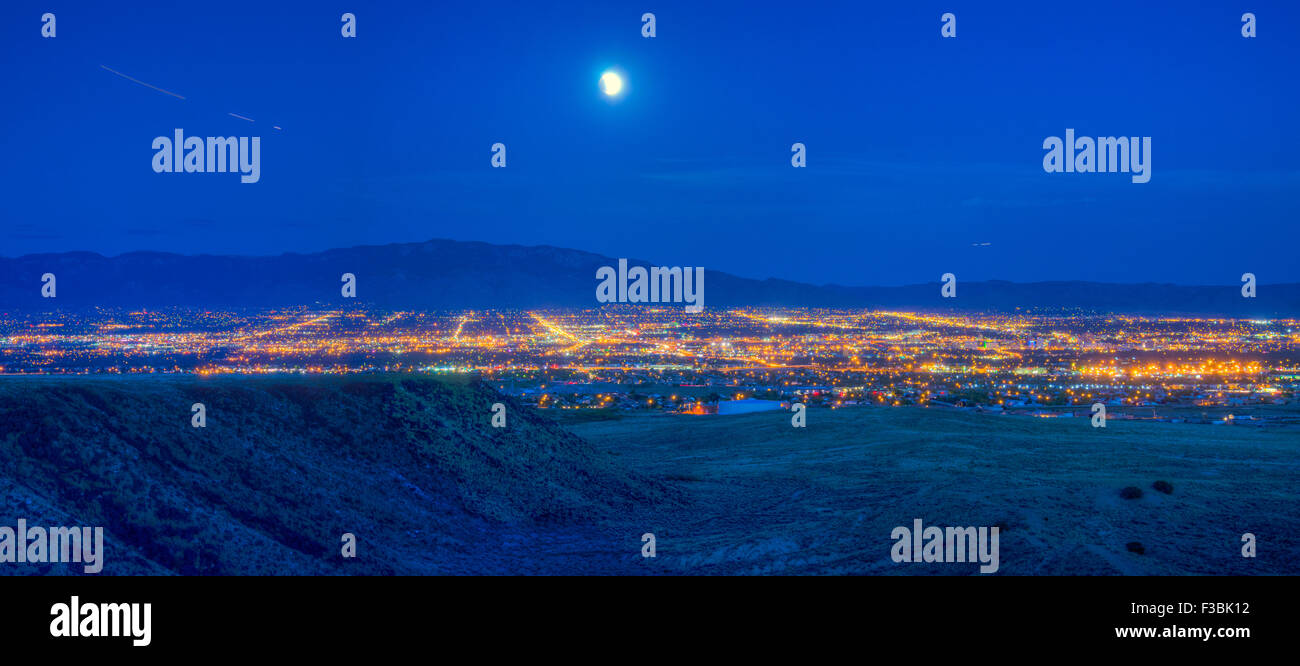 Mondfinsternis über Albuquerque und die Sandia Mountains, New Mexico, USA. Stockfoto