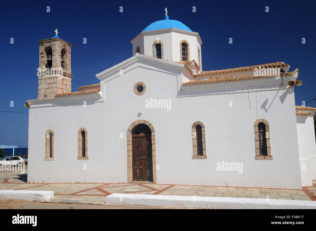 Das Exterieur der kleinen Kirche in der Küstenstadt Dorf von Agrilis auf dem Peloponnes in Griechenland. Stockfoto