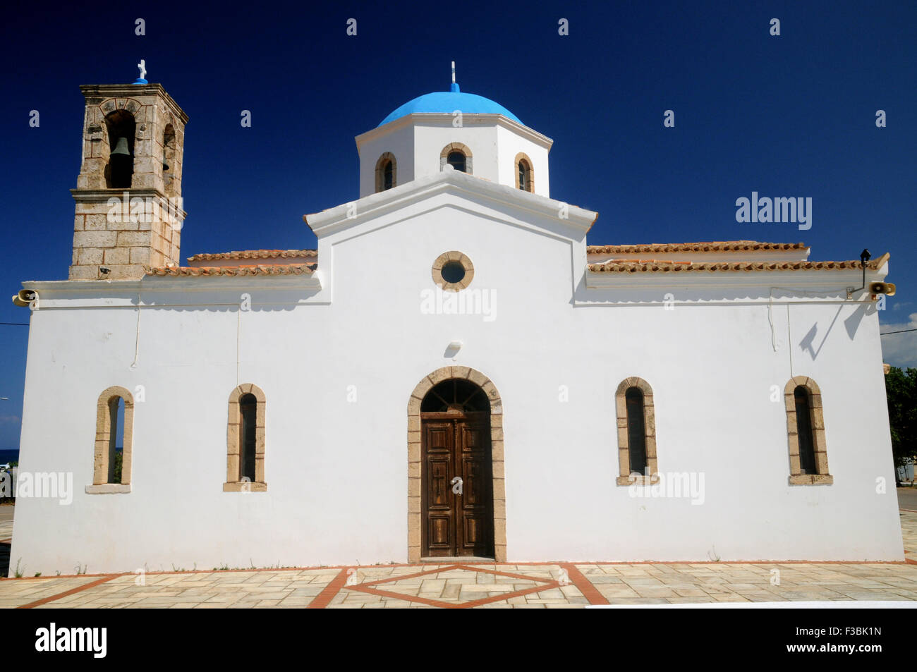 Das Exterieur der kleinen Kirche in der Küstenstadt Dorf von Agrilis auf dem Peloponnes in Griechenland. Stockfoto