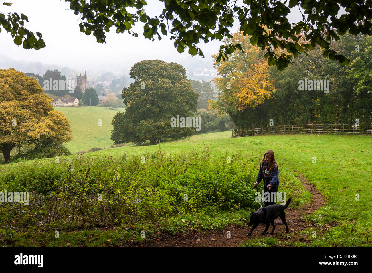 Furnished, Somerset, UK. 4. Oktober 2015. UK-Wetter. Eine junge Frau geht ihr Hund an einem nebligen Morgen. Bildnachweis: Richard Wayman/Alamy Live-Nachrichten Stockfoto