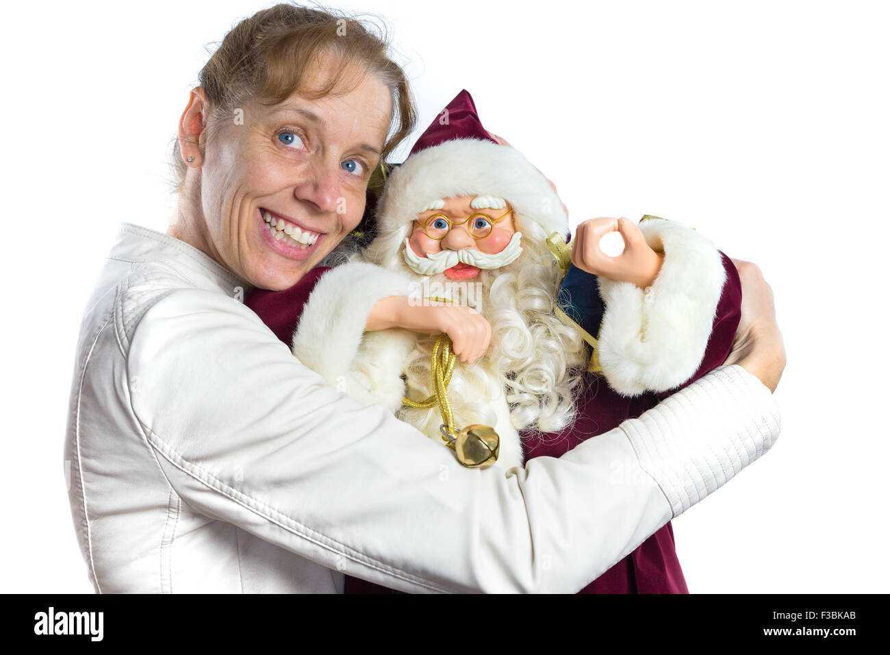 Europäische Frau umarmt Modell des Weihnachtsmannes isoliert auf weißem Hintergrund Stockfoto
