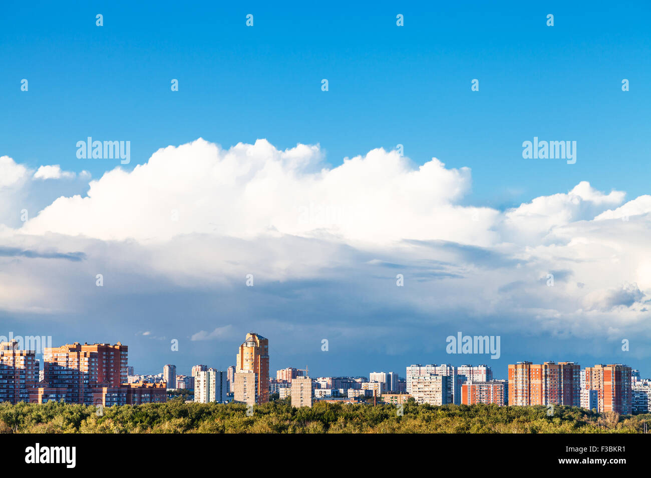 großen niedrigen weißen Wolke in blauer Himmel über Wohnviertel im Sommertag Stockfoto