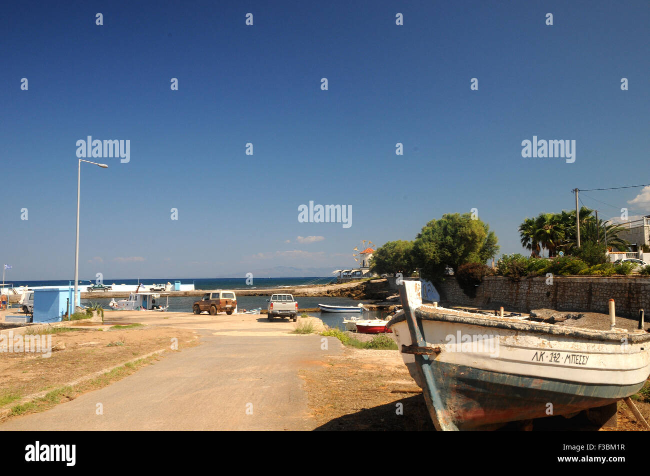 Ein kleines Fischerboot Strände am Hafen der kleinen griechischen Dorf an der Küste von Das Agrili. (Agrilis). Stockfoto