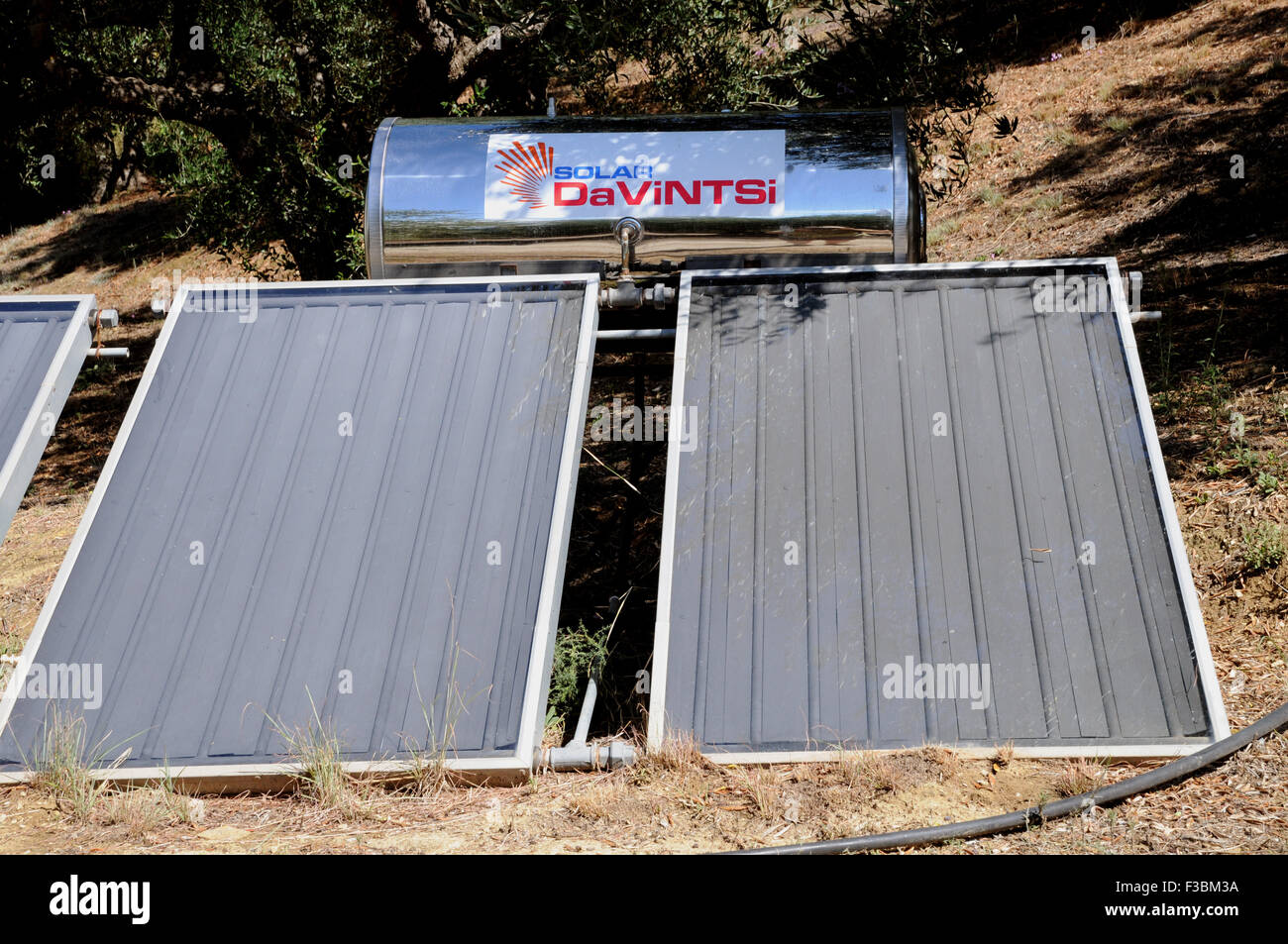 Solare Wasser-Heizungen auf dem Boden neben einem Haus in der kleinen griechischen Dorf Giolova auf dem Peloponnes. Stockfoto