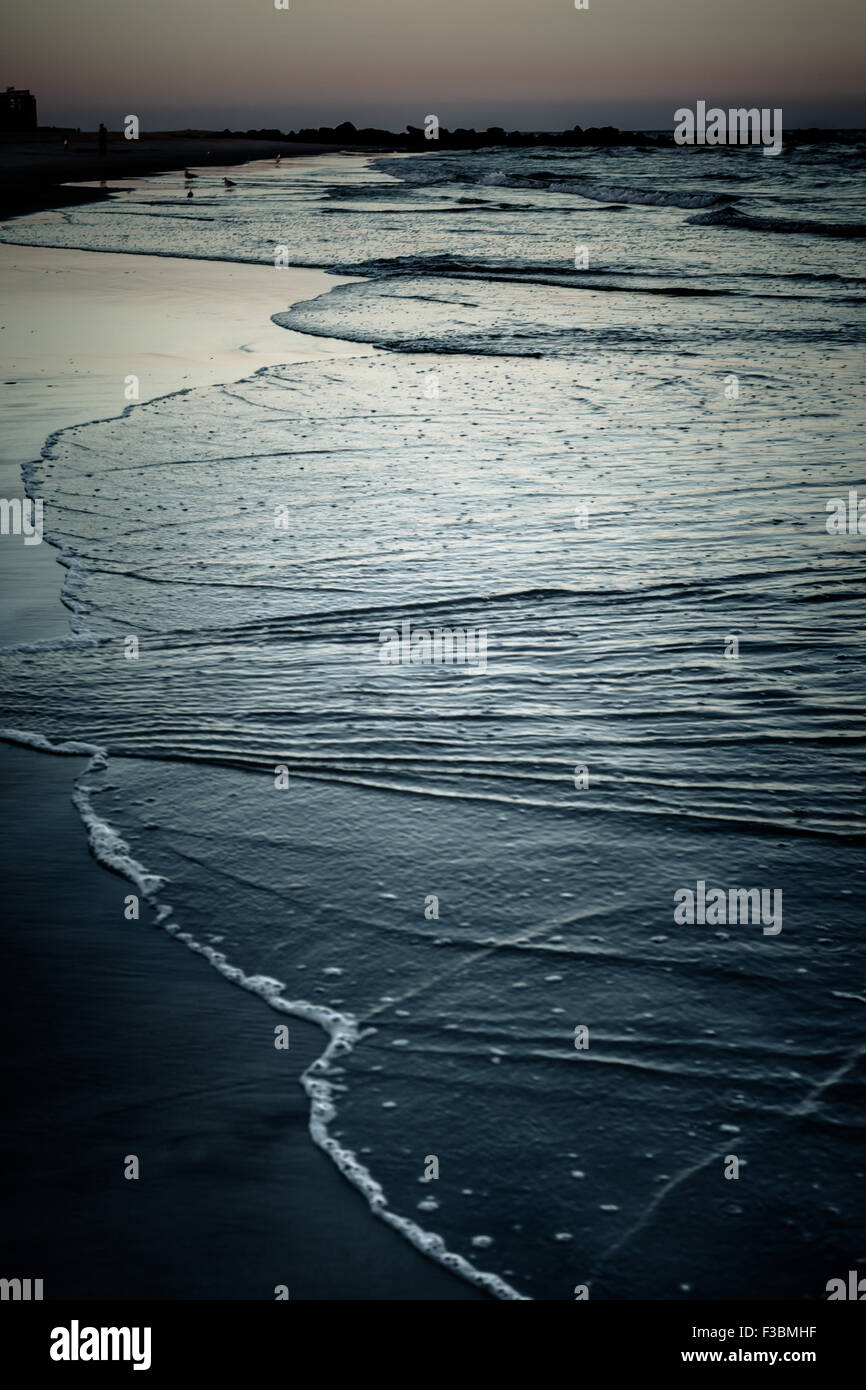 Ufer entlang Strand gesehen in der Nacht Stockfoto
