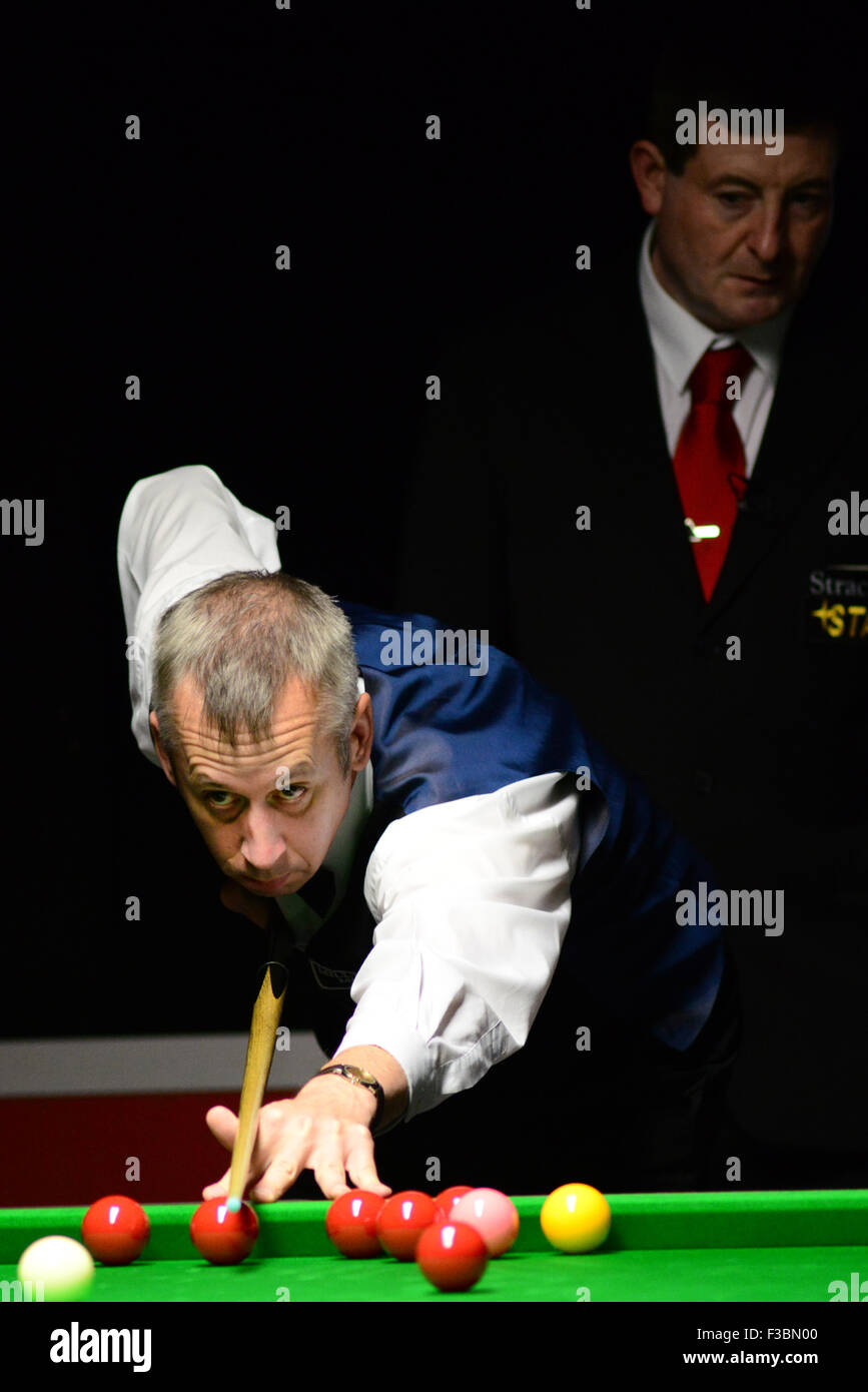 Snookerspieler Nigel Bond spielen in der 2015 International Championship Qualifikation, Barnsley, UK. Stockfoto