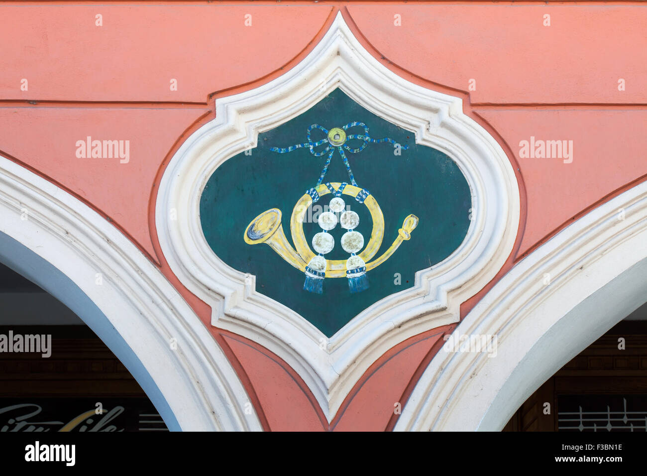 Post Horn auf das mittelalterliche Haus Schild am Platz Premysl Otakar II in Ceske Budejovice, Südböhmen, Tschechien dargestellt. Stockfoto