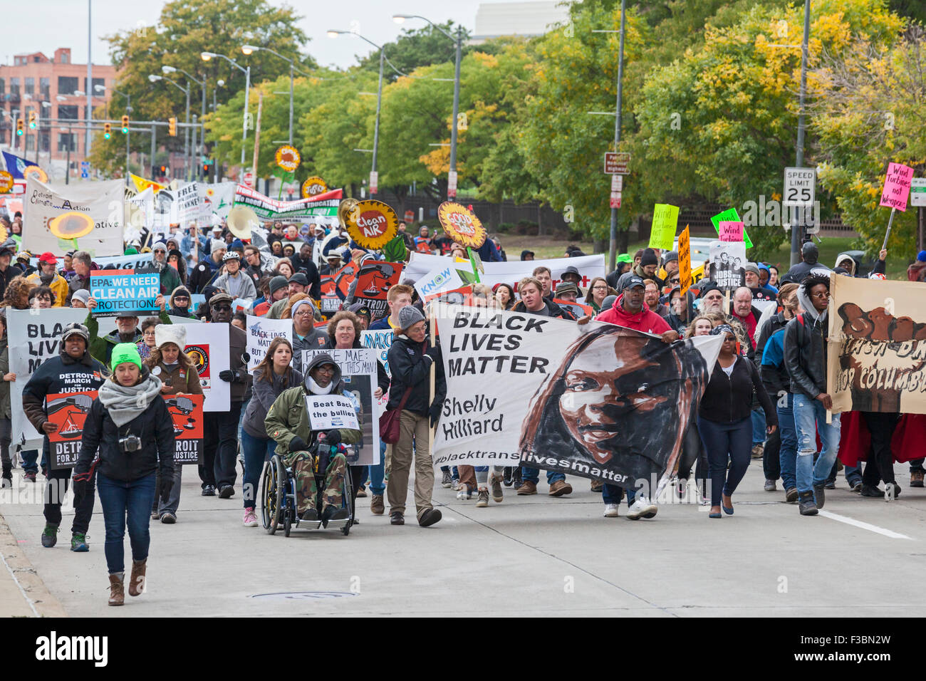 Der Detroit-Marsch für Gerechtigkeit, brachte die betroffenen über die Umwelt, rassische Gerechtigkeit und ähnliche Themen. Stockfoto