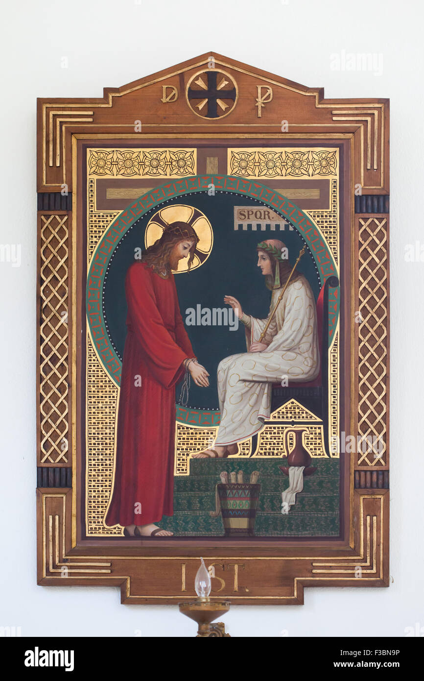 Jesus wird von Pontius Pilate beurteilt. Gemälde von Benediktinermönch Pantaleon (Jaroslav Major) von der Beuroner Kunstschule aus den 1910er Jahren anlässlich der 1. Station des Weges des Kreuzes in der Kirche des Heiligen Johannes von Nepomuk in Ceske Budejovice, Südböhmen, Tschechien. Stockfoto