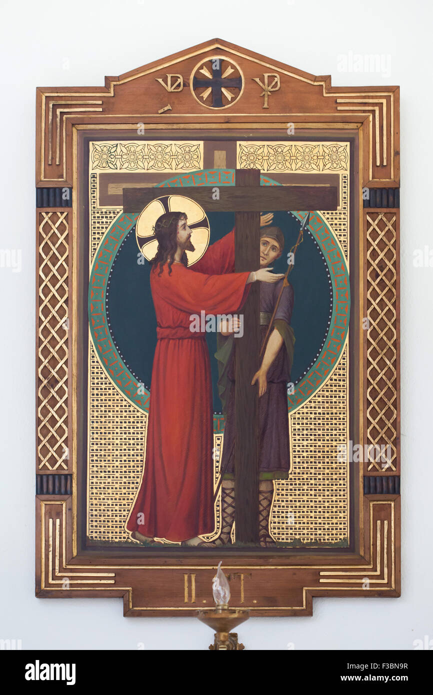 Jesus erhält sein Kreuz. Gemälde von Benediktinermönch Pantaleon (Jaroslav Major) von der Beuroner Kunstschule aus den 1910er Jahren anlässlich der 2. Station der Kreuzweg in der Kirche des Heiligen Johannes von Nepomuk in Ceske Budejovice, Südböhmen, Tschechien. Stockfoto