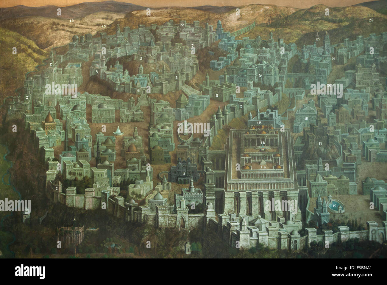 Tempelberg mit dem Tempel von Jerusalem und anderen biblischen Stätten in Jerusalem dargestellt im Wandbild des tschechischen Künstlers Jan Rehor (1900) in der Vorhalle der Kirche der Heiligen Familie in Ceske Budejovice, Südböhmen, Tschechien. Tempelberg mit dem Tempel von Jerusalem (1a), die Allerheiligste (1 b), Mauern und Türme der Berg Zion (2), Palast von König Solomon (3), Zion-Festung (4), Stadt von David (5), Zionstor (6), Haus des Kaiphas (7), Haus von Annas (8), Palast von König Herodes der große (9), Straße nach Bethlehem (15), Teich von Bethesda (16), Antonia Fortress (17), Praetorium (18) , Haus der Pontiu Stockfoto