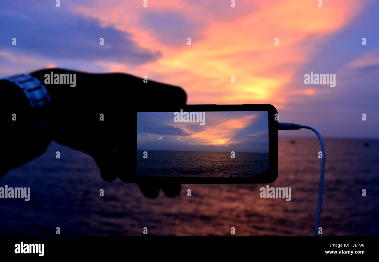 Snap-Shooting der Morgendämmerung mit Telefon von einer Kamera erfasst. Stockfoto