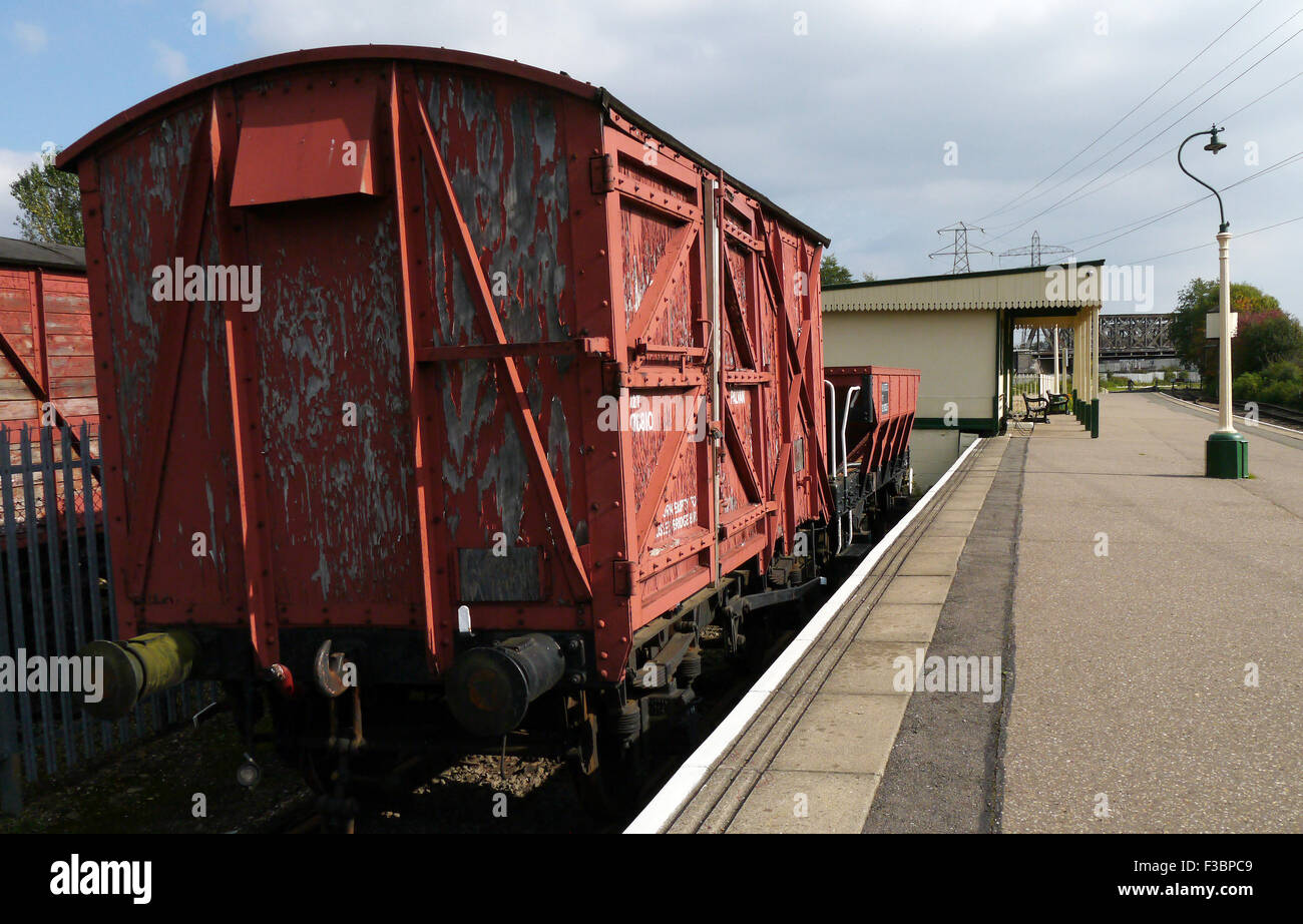 Peterborough England 3. Oktober 2015: Sobald die Website von der London and North Western Railway Woodston Locomotive Works, auf 2 stellen eine Auswahl an Waggons, die Teil der Fracht bilden die Plattform laufen und auf besondere events.days hat. Ein engagiertes Team Voluteer, wiederherstellen und Verschieben von Gebäuden, die Welland-Brücke wurde verlegt von Spalding einen eindrucksvollen Blick über die Station innen Rahmen ursprünglich aus Grassmore Junction März Starter Signal stammt aus Französisch fuhr Lincolnshire. Bildnachweis: Clifford Norton/Alamy Live-Nachrichten Stockfoto