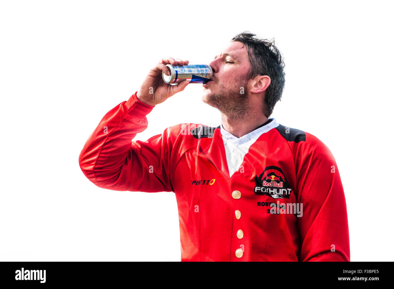 Rostrevor, Nordirland. 4. Oktober 2015 - Getränke ein Konkurrent eine Dose Red Bull bei der Red Bull Foxhunt Mountainbike downhill Challenge. Bildnachweis: Stephen Barnes/Alamy Live-Nachrichten Stockfoto