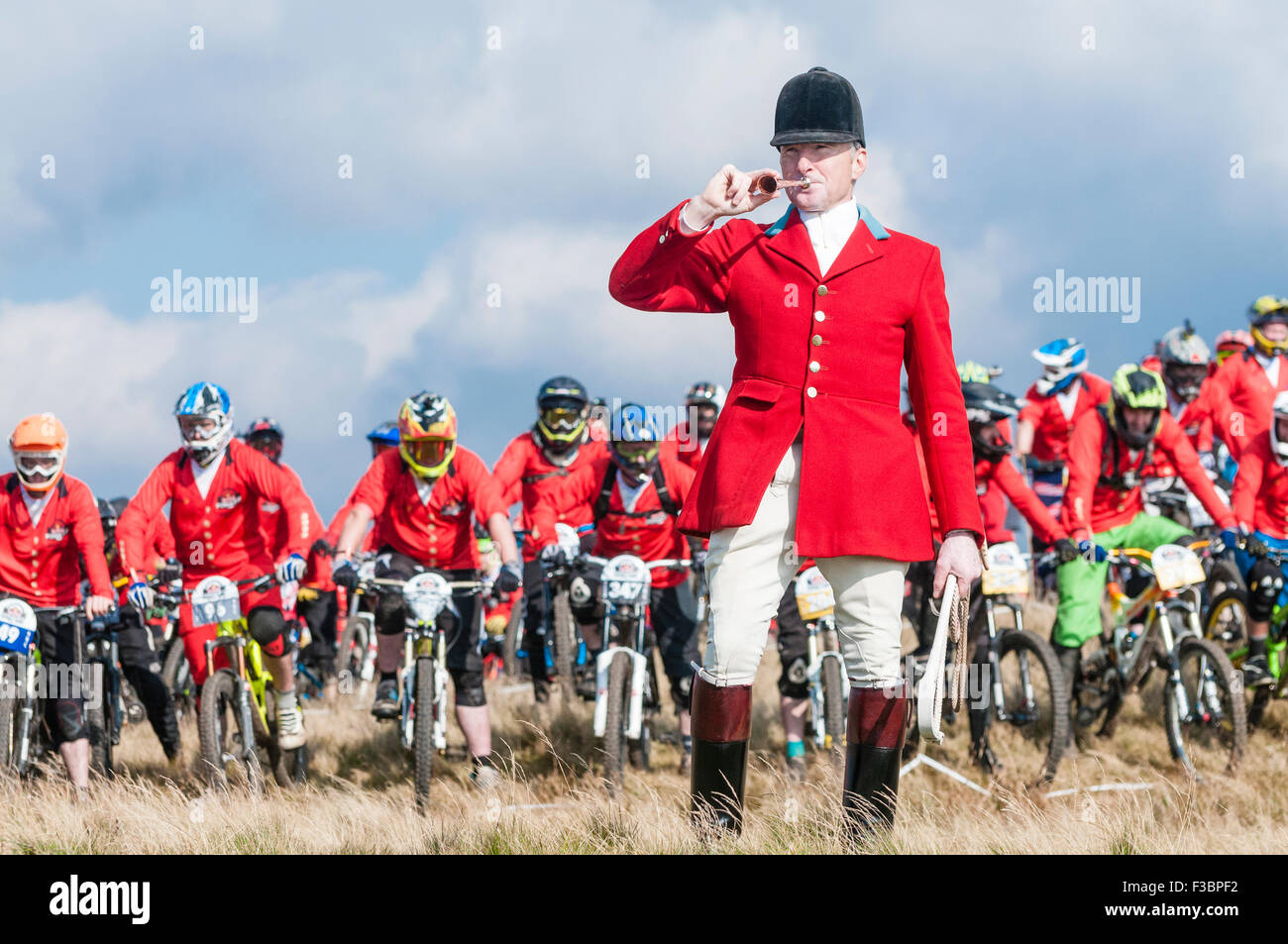 Rostrevor, Nordirland. 04. Oktober 2015 - Huntsman Declan Keenan bläst sein Horn, um die Red Bull Foxhunt Mountain Bike Downhill Challenge zu starten. Credit: Stephen Barnes/Alamy Live News. Stockfoto