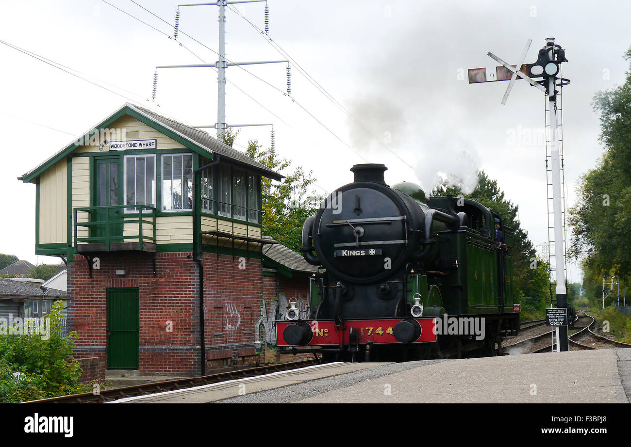 Peterborough England 3. Oktober 2015: Sobald die Website von der London and North Western Railway Woodston Locomotive Works, auf 2 stellen eine Auswahl an Waggons, die Teil der Fracht bilden die Plattform laufen und auf besondere events.days hat. Ein engagiertes Team Voluteer, wiederherstellen und Verschieben von Gebäuden, die Welland-Brücke wurde verlegt von Spalding einen eindrucksvollen Blick über die Station innen Rahmen ursprünglich aus Grassmore Junction März Starter Signal stammt aus Französisch fuhr Lincolnshire. Bildnachweis: Clifford Norton/Alamy Live-Nachrichten Stockfoto