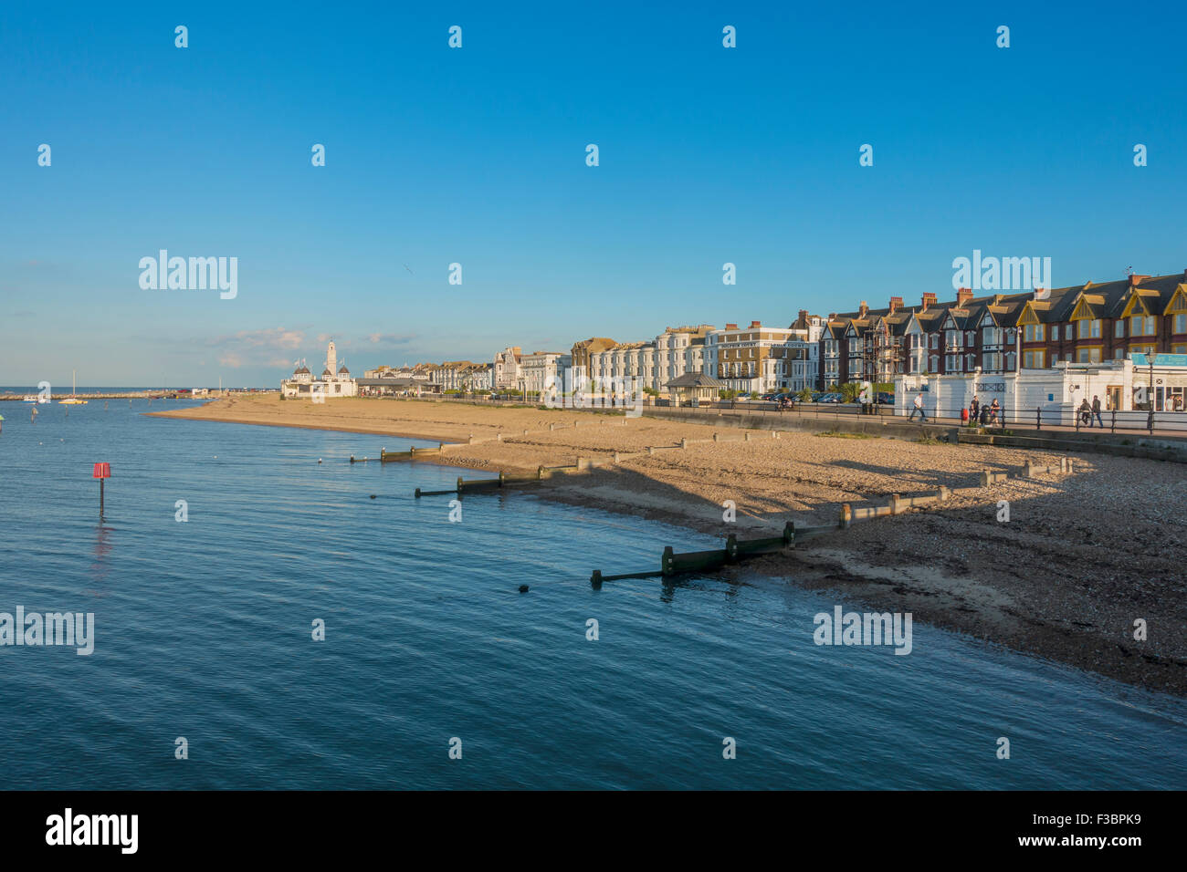 Herne Bay direkt am Meer Strand Uhrturm Promenade blauer Himmel Sonnenschein Stockfoto