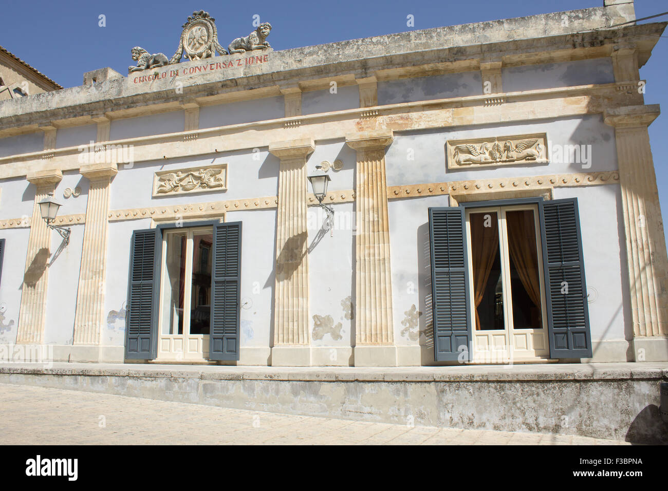 Circolo di Conversazione wurde 1850 als sozialer Verein gebaut, trat aber auch in einer Reihe von Inspector Montalbano TV-Serie auf. Stockfoto