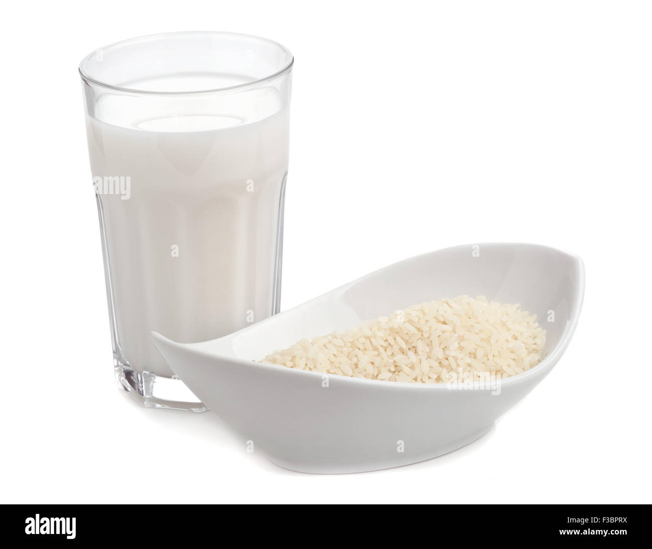 Glas Reismilch mit weißem Reis in Schüssel auf weißem Hintergrund Stockfoto