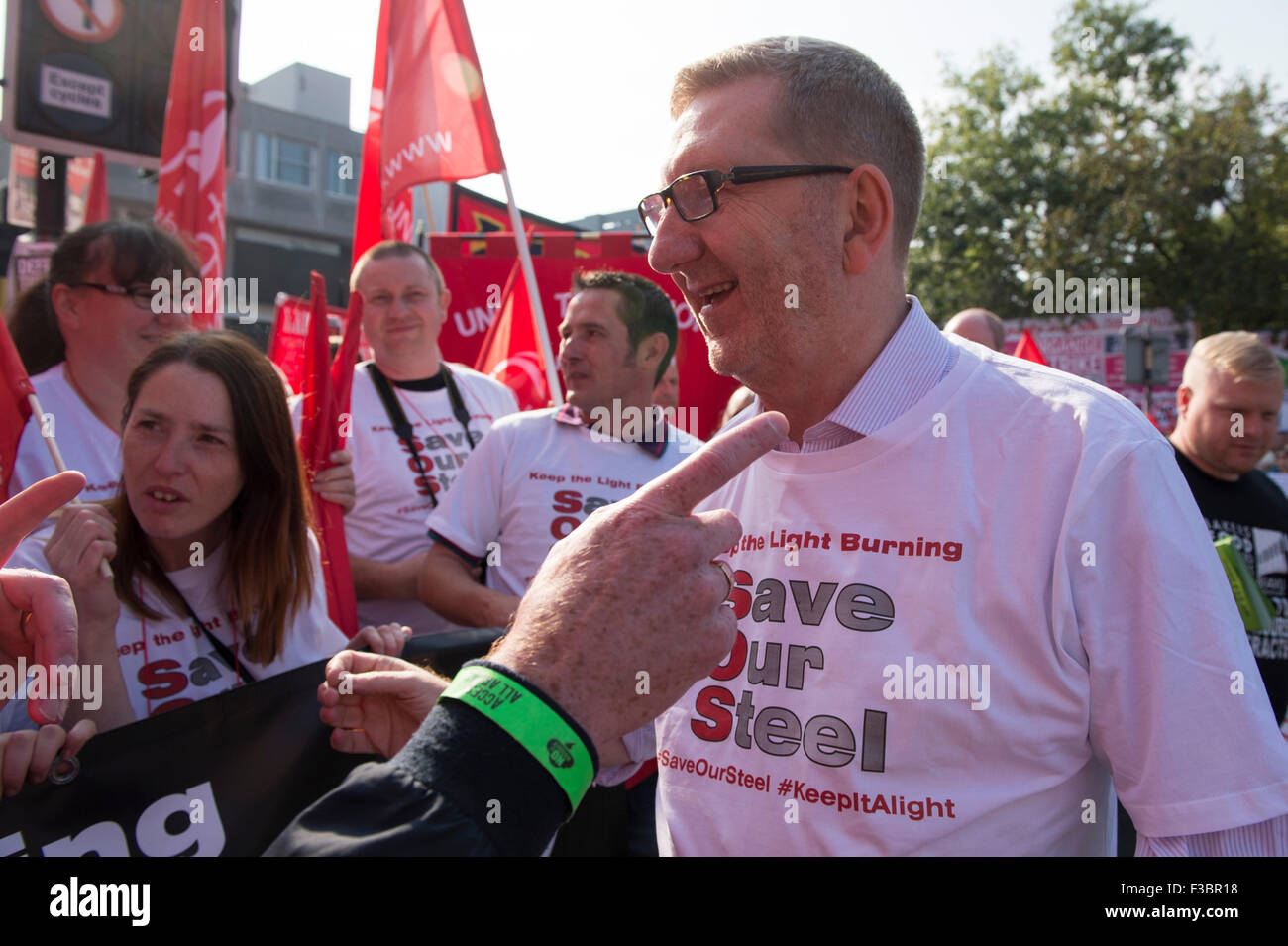 Len McCluskey, Unite schließt sich der Union Generalsekretär Arbeiter aus den Redcar Stahl-Werken, die mit Redundanz bedroht sind Stockfoto