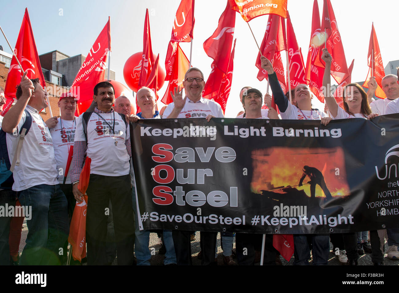 Len McCluskey, Unite schließt sich der Union Generalsekretär Arbeiter aus den Redcar Stahl-Werken, die mit Redundanz bedroht sind Stockfoto