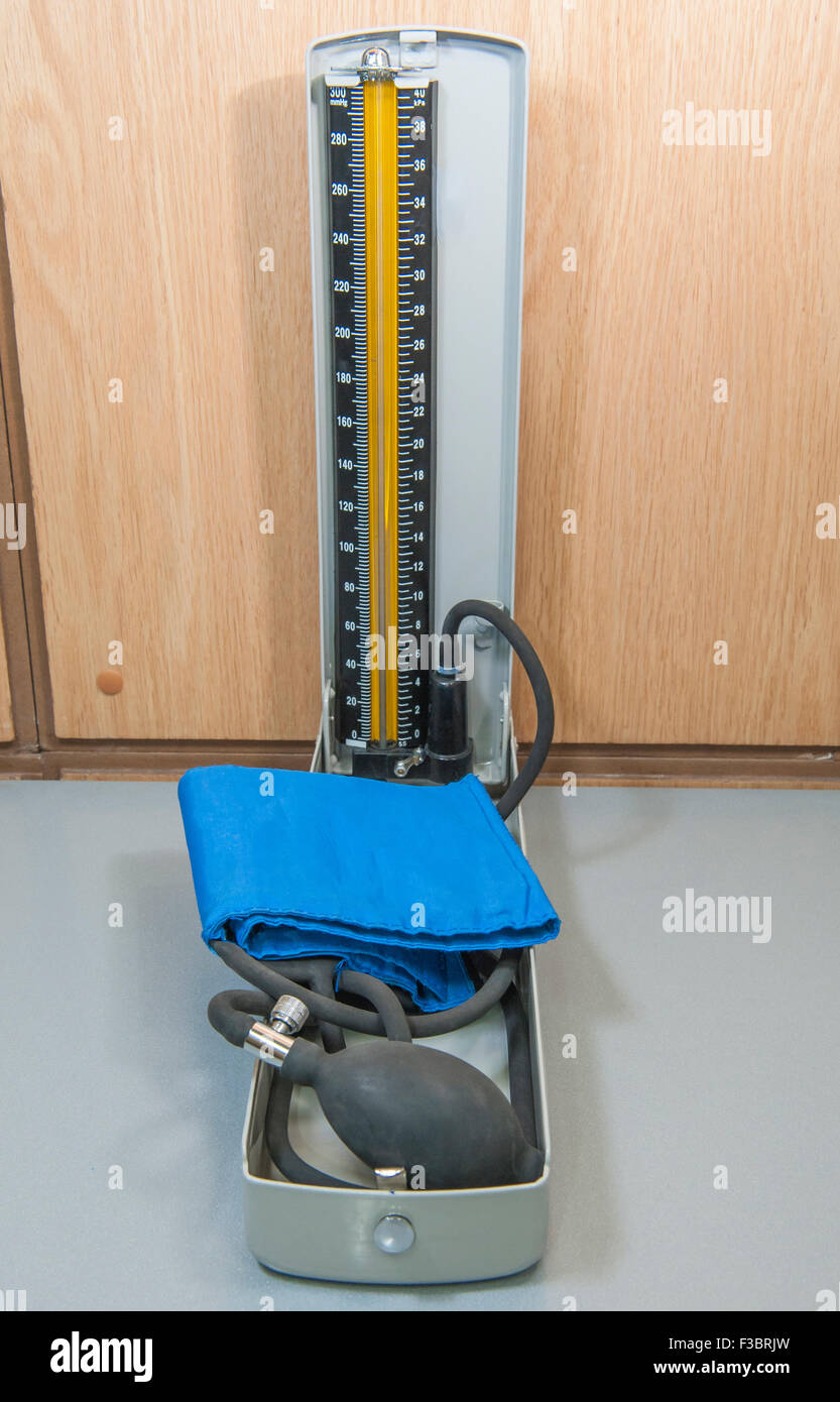 Medizinische Blutdruck Manometer Manometer auf einem Tisch Stockfoto Medizinische Blutdruck Manometer Manometer auf einem Tisch Stockfoto