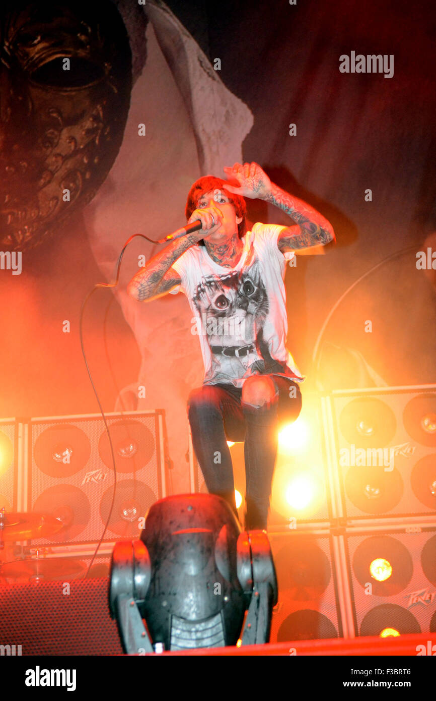 Bring Me The Horizon Sänger Oliver Sykes durchführen in der Wembley Arena in London UK Live