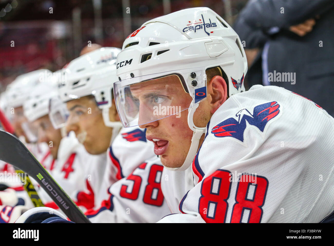 Raleigh, North Carolina, USA. 30. Sep, 2015. Washington Capitals Verteidiger Nate Schmidt (88) während der Vorsaison NHL-Spiel zwischen den Washington Capitals und die Carolina Hurricanes in der PNC-Arena. Die Carolina Hurricanes besiegten die Washington Capitals 4: 3 bei einem Schusswechsel. © Andy Martin Jr./ZUMA Draht/Alamy Live-Nachrichten Stockfoto