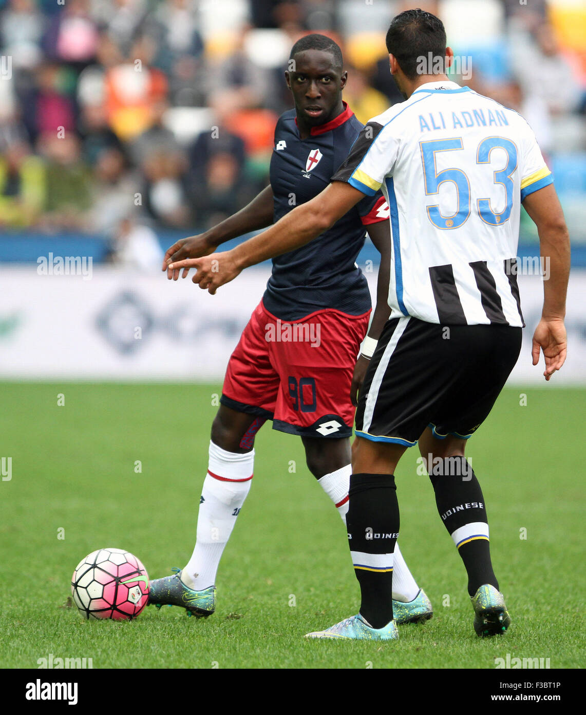 Udine, Italien. 4. Oktober 2015. Genuas Verteidiger Issa Cissokho (L) und Udinese Verteidiger Ali Adnan Kadhim während der italienischen Serie A Fußball-match zwischen Udinese Calcio V Genoa Cfc im Friaul-Stadion am 4. Oktober 2015 in Udine. Bildnachweis: Andrea Spinelli/Alamy Live-Nachrichten Stockfoto