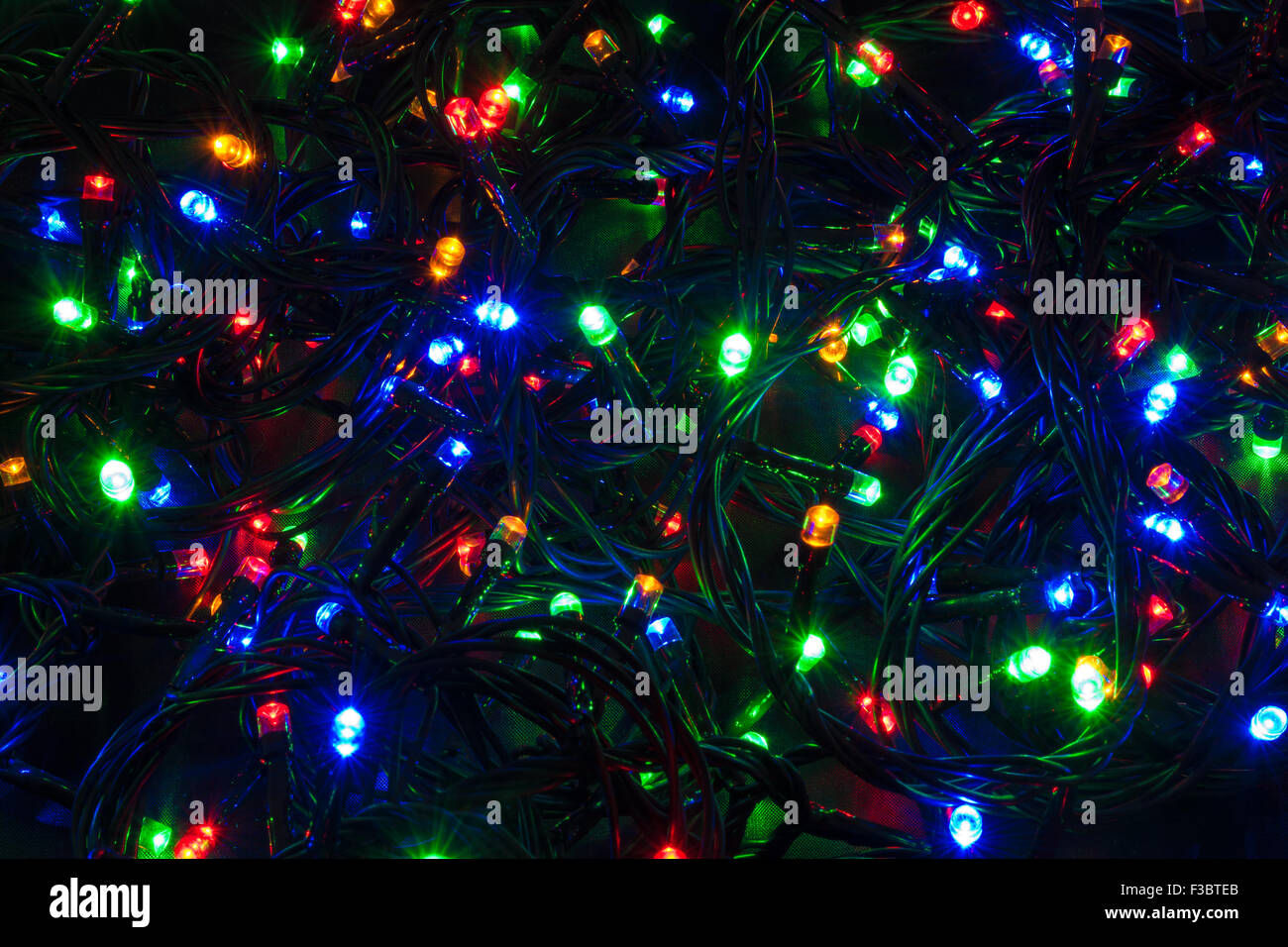 Beleuchtete Nahaufnahme der verworrenen Weihnachtsbeleuchtung Stockfoto