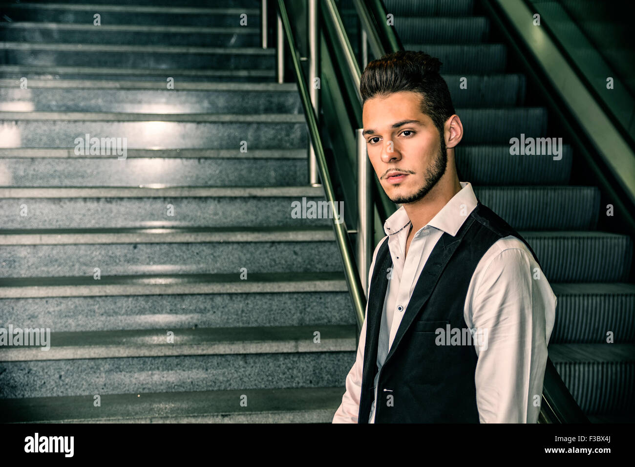 Profil-Schuss von gut aussehenden jungen Mann in Bahnhof Blick in die Kamera Stockfoto