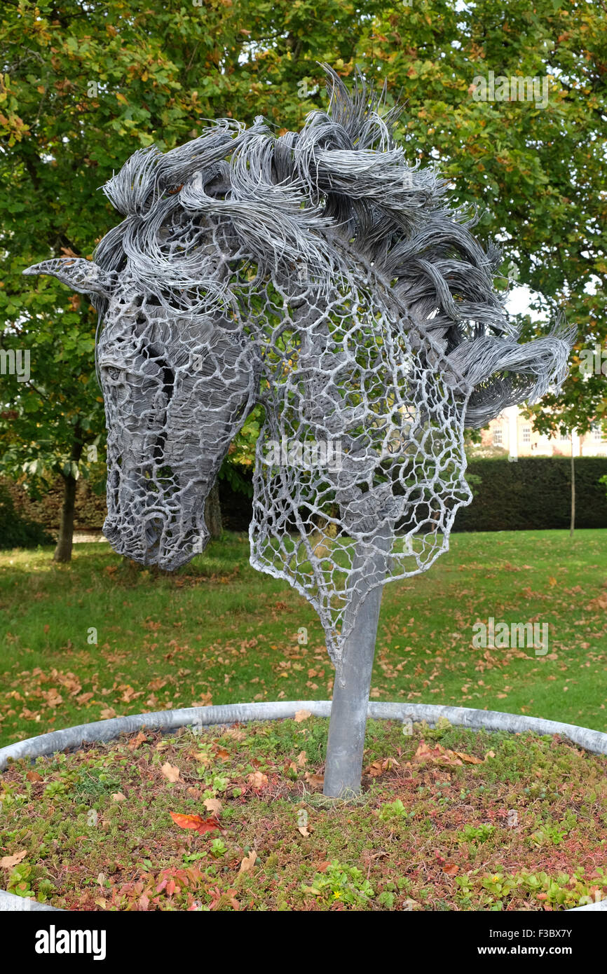 Newport-Haus, Almeley, Herefordshire UK - Sonntag, 4. Oktober 2015 - Eröffnungstag für die Art von Skulptur Ausstellung mit über 200 Werken von 40 Künstlern in den formalen Gärten des Newport Haus angezeigt. Dieses Stück ist mit dem Titel Echo von Skulptur Matt Lane Sanderson und aus verzinktem Stahl hergestellt. Die Ausstellung läuft bis zum 25. Oktober 2015. Stockfoto