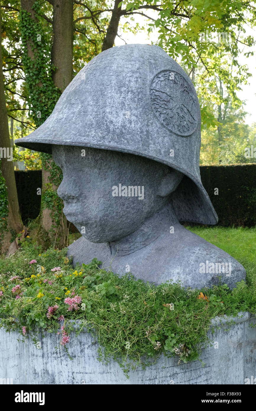 Newport-Haus, Almeley, Herefordshire UK - Sonntag, 4. Oktober 2015 - Eröffnungstag für die Art von Skulptur Ausstellung mit über 200 Werken von 40 Künstlern in den formalen Gärten des Newport Haus angezeigt. Dieses Stück ist mit dem Titel Baumschutzgitter von Skulptur, die Matt Lane Sanderson aus verzinktem Stahl hergestellt. Die Ausstellung läuft bis zum 25. Oktober 2015. Stockfoto