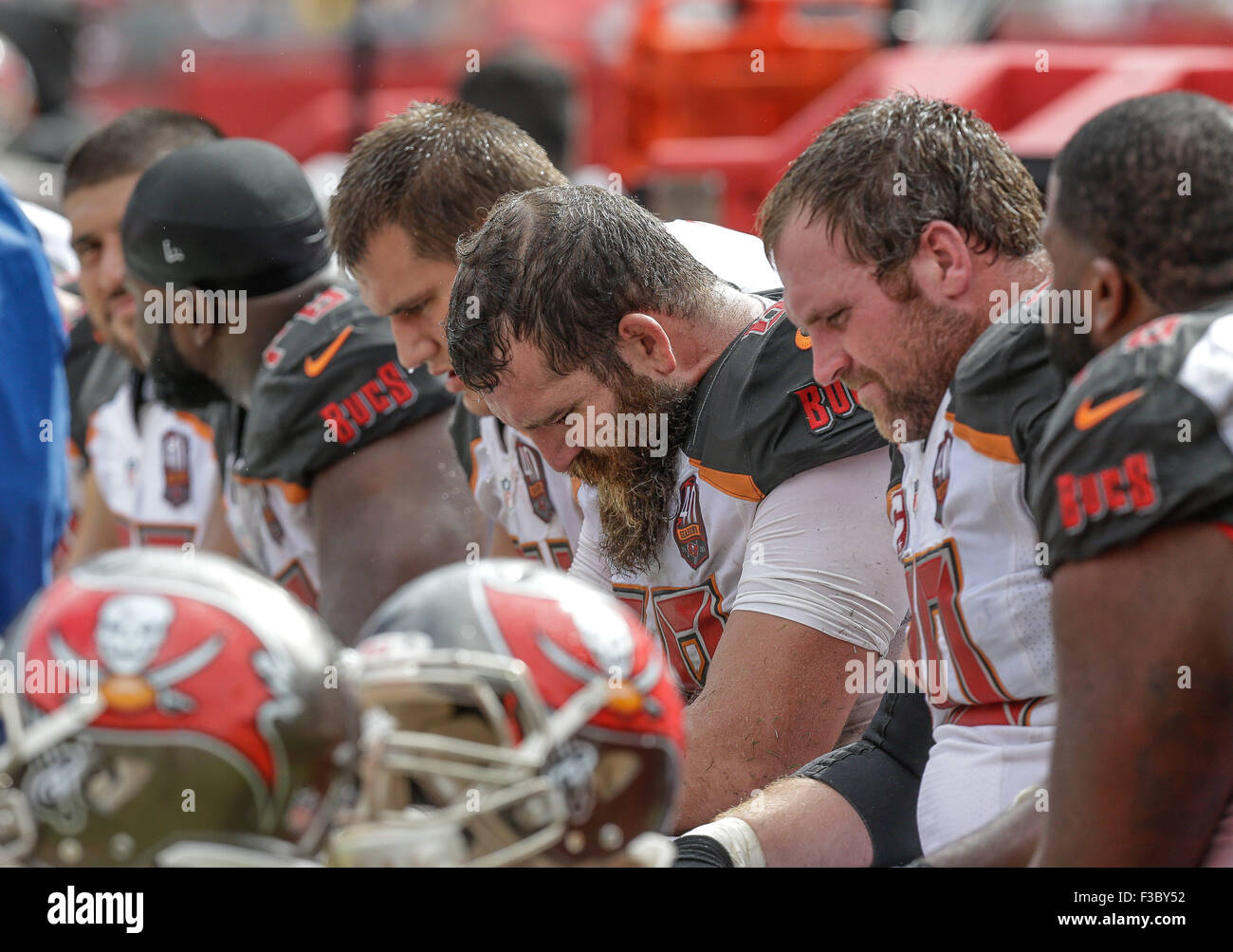 Tampa Bay, Florida, USA. 4. Oktober 2015. Die Tampa Bay Buccaneer-Verteidigung ist nach einem anderen Carolina Panther Touchdown am 4. Oktober 2015, im Raymond James Field in Tampa, Florida niedergeschlagen. Die Panthers besiegten die Buccaneers 37-23. Margaret Bowles/CSM/Alamy Live-Nachrichten Stockfoto