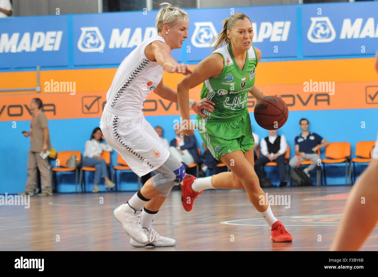 Neapel, Italien. 4. Oktober 2015. Ragusas bewachen Milica Micovic in Aktion eine während der Meisterschaft italienische Serie A Frauen Basketball regulären Saison Eröffnungstag mit Passalacqua Ragusa versus C.U.S. Cagliari. © Paola Visone/Pacific Press/Alamy Live-Nachrichten Stockfoto